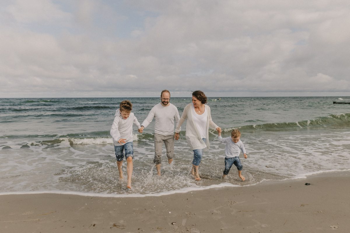 Familienshooting Rostock, Familienfotos Rostock, Familienfotograf Rostock, Familienfotos draußen, natülriche Familienfotos, Familienbilder an der Ostsee, Familienfotografin Rostock